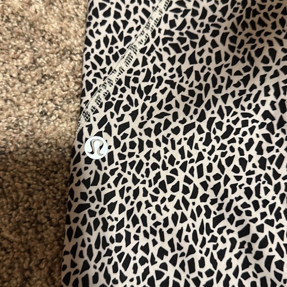 Like new lululemon workout pants - Picture 5 of 5